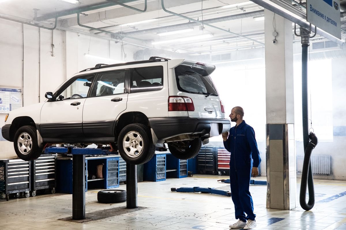 Beschädigtes Fahrzeug auf einer Hebebühne in der Werkstatt